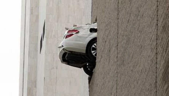 Parcheggio vertiginoso in un multipiano...