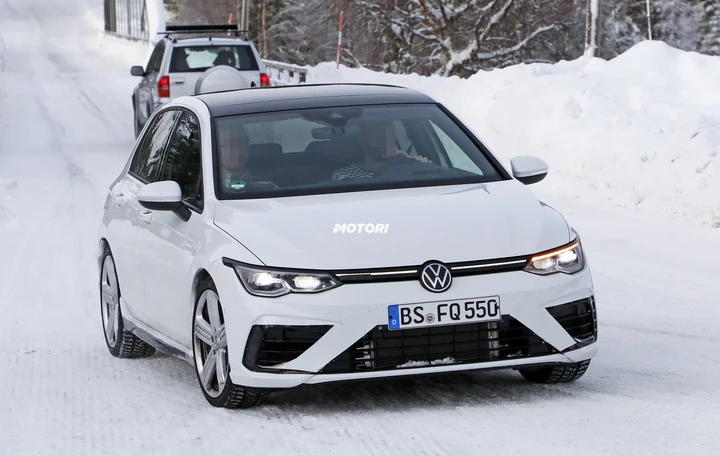Nuova Volkswagen Golf R: le foto spia