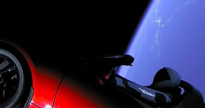 Falcon Heavy: il razzo di Elon Musk è partito. A bordo c’è una Tesla Roadster