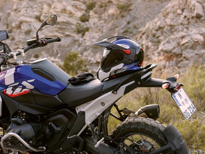 BMW Motorrad GS Rallye Carbon, il casco per avventure sicure