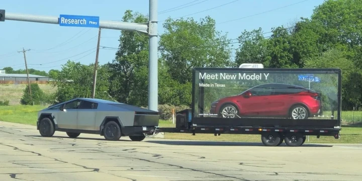 Tesla ha trovato un utilizzo per il Cybertruck: trasportare auto per la pubblicità
