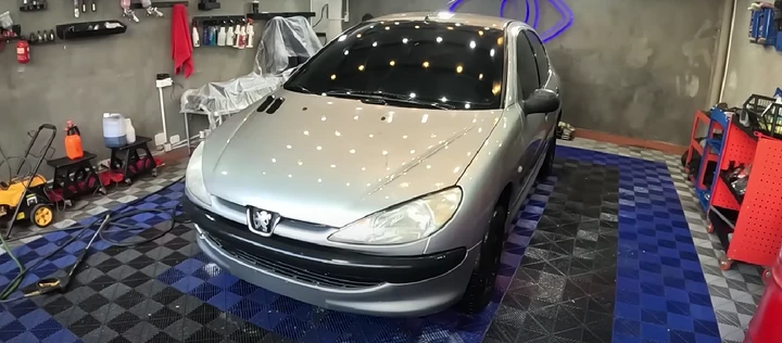 Non vedeva un po' di sapone da 10 anni, Peugeot 206 abbandonata torna a splendere [VIDEO]