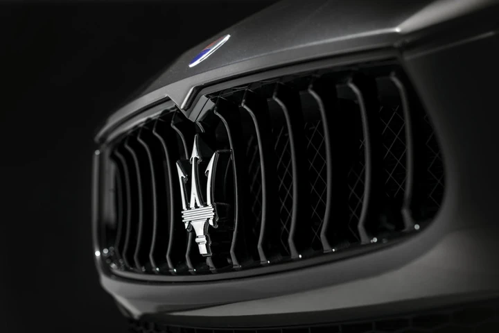 Ruba una Maserati e nella fuga distrugge un'auto dei Carabinieri: scena da film