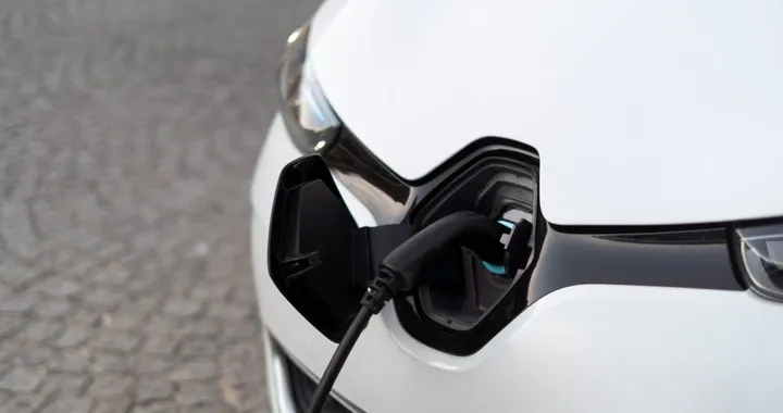 Il divario di prezzo tra auto elettriche e a combustione si riduce