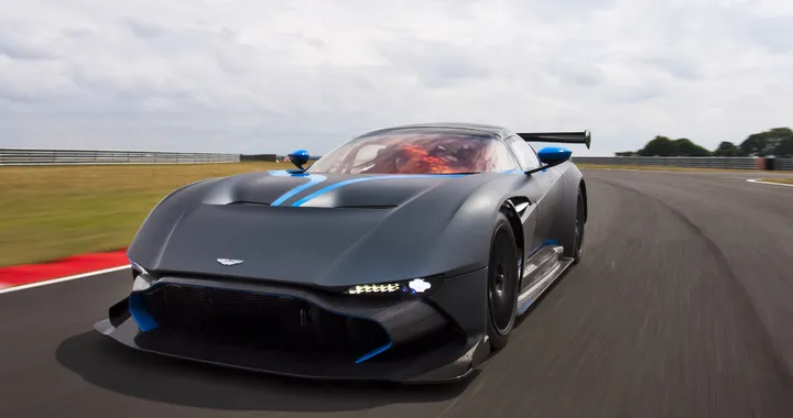 Aston Martin Vulcan: in pista al Coventry MotoFest