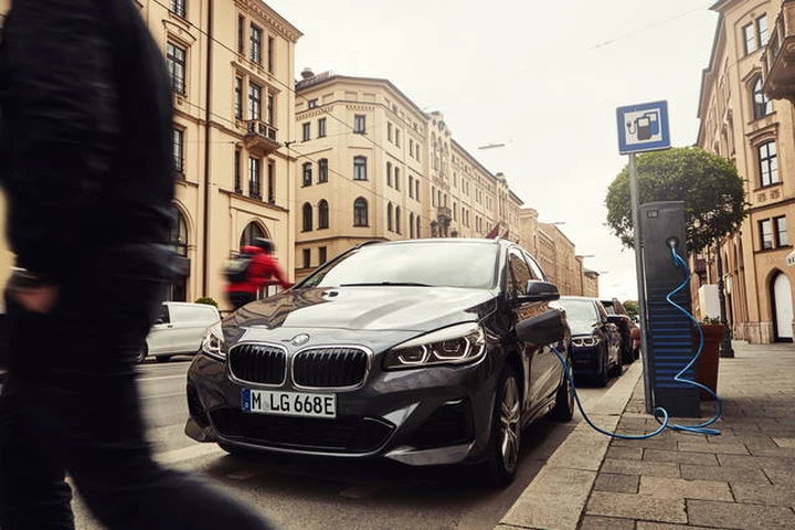 BMW: batteria più potente sulla Serie 2 Active Tourer 225xe