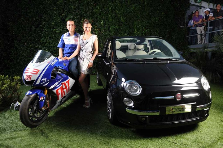 Fiat-Yamaha Umbrella Girls 2009