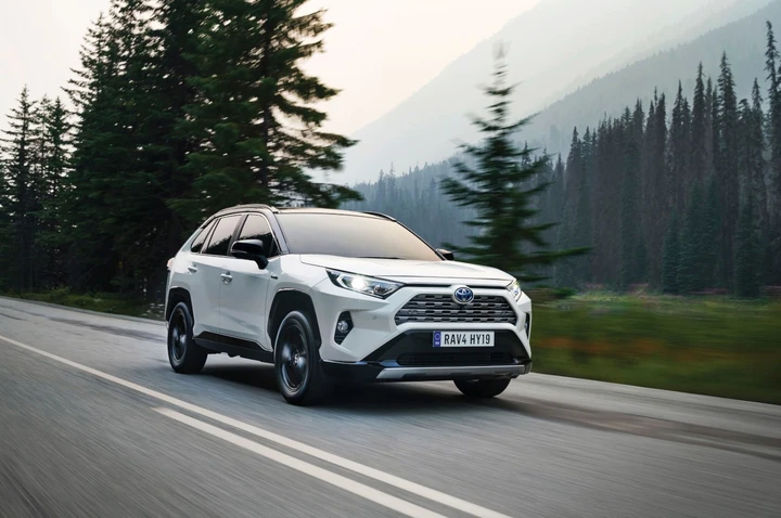 Toyota Rav4 Hybrid 2019: immagini ufficiali