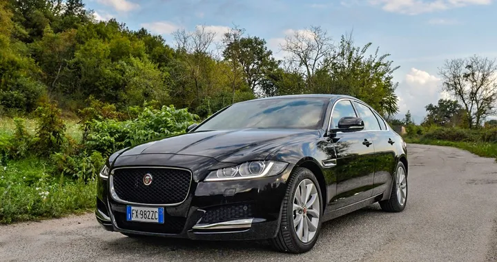 Jaguar XF 2.0 AWD 300 CV: la prova su strada