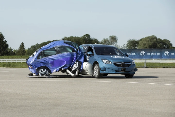 Sicurezza: da ZF il primo Airbag esterno