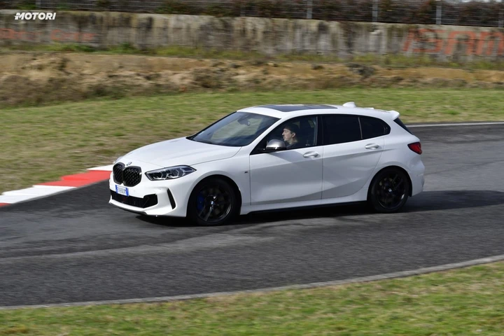 BMW M135i xDrive: la prova su strada e in pista