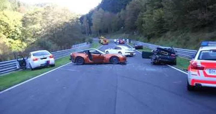 Nurburgring: maxi incidente con 8 vetture coinvolte