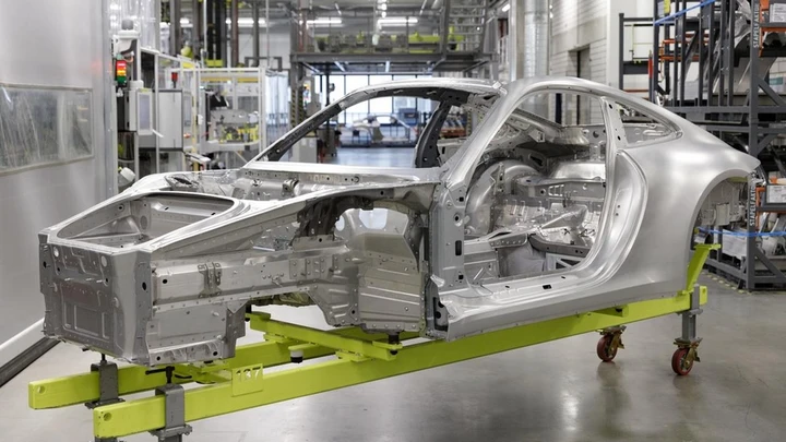 Porsche userà acciaio più green sulle sue sportive dal 2026
