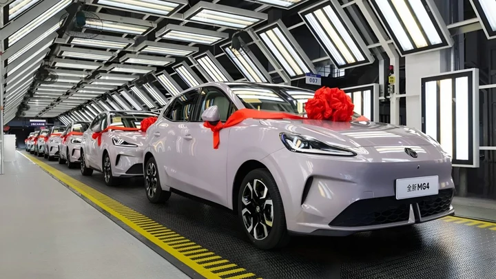 Nuova MG4 2025: hatchback elettrica da 800 km con trazione posteriore e cockpit OPPO