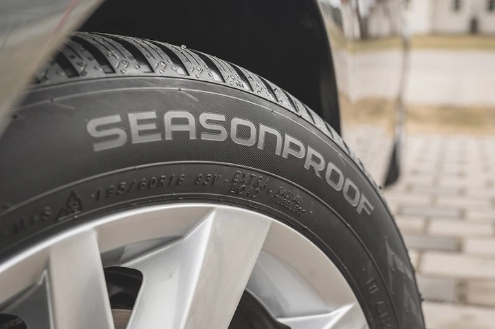 Nokian Seaproof: nuova gamma di pneumatici 4 stagioni per auto, SUV e crossover