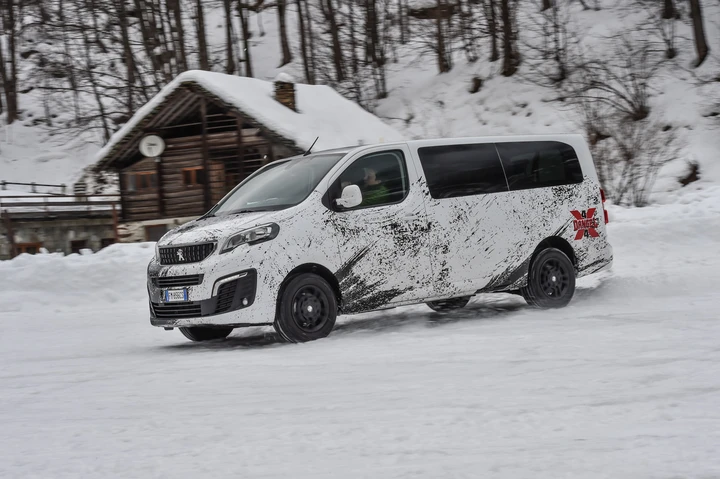 Peugeot Traveller 4x4 by Dangel: prezzi da 40.450 euro
