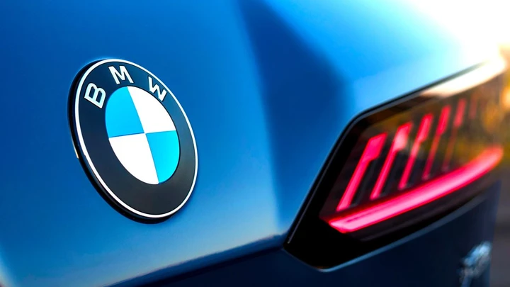 BMW rinnova il suo iconico logo: debutto sulla nuova iX3 della Neue Klasse