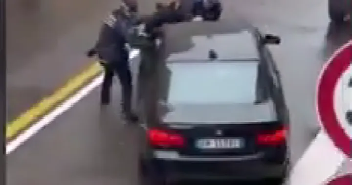 Criminale investe due agenti della Polizia Locale, si dà alla fuga ma viene fermato da un autobus [VIDEO]