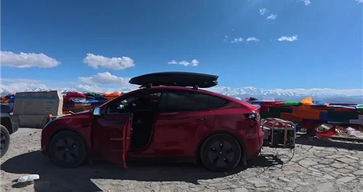 Una Tesla sull’Everest: ricarica a benzina e sfida alle altitudini