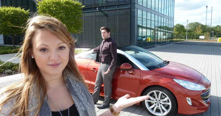 UK: è più facile mantenere l’auto che la ragazza