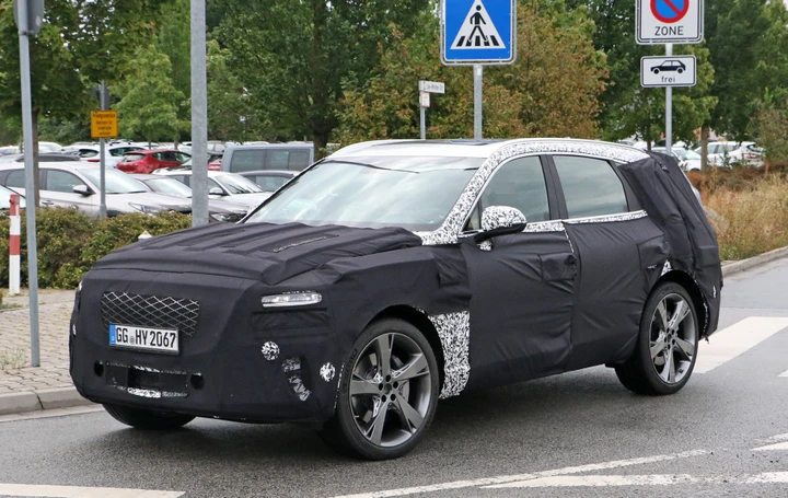 Genesis GV 80: le foto spia