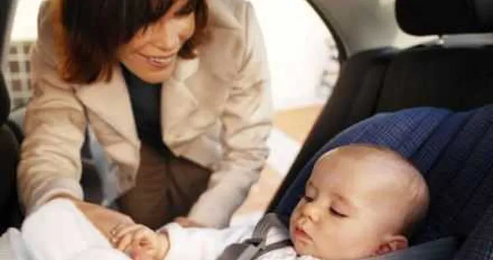 Bambini in auto: solo il 43% dei genitori usa il seggiolino