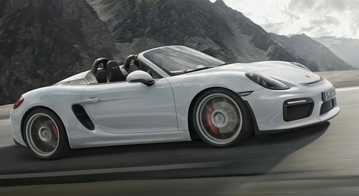 Ha 79 anni: fermata in Porsche a 238 km/h