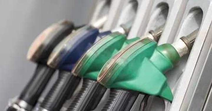 Benzina: il prezzo nel weekend torna a salire