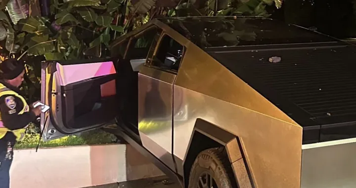 Tesla Cybertruck protagonista di uno strano incidente a Beverly Hills