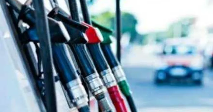 Benzina: prezzo record a 1,621 euro al litro