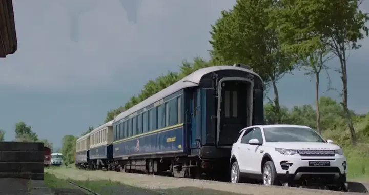 Land Rover Discovery Sport, prova di forza: traina un treno