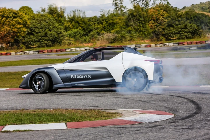 Nissan BladeGlider: le immagini dinamiche a Goodwood