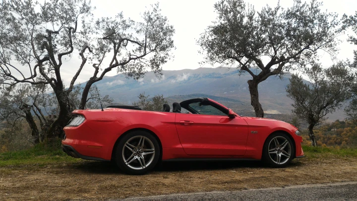 Ford Mustang GT Convertibile: la prova su strada e in pista