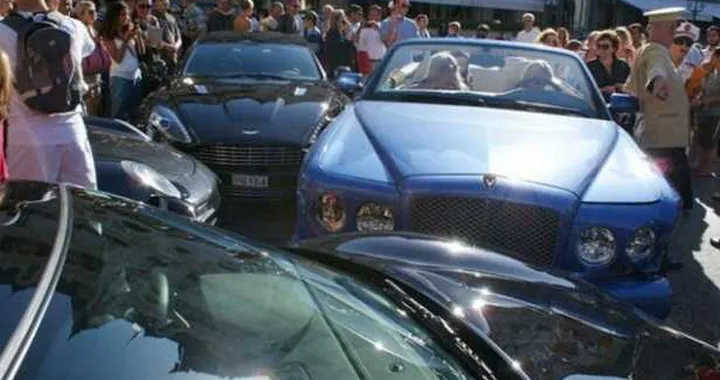 Montecarlo: bionda sfascia 4 supercar in un parcheggio