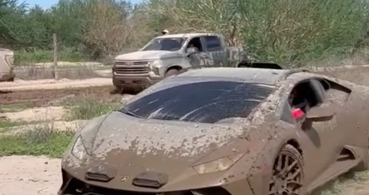 La Lamborghini Huracan Sterrato affronta l'acqua e il fango del Messico