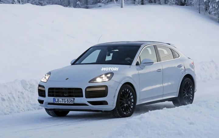 Porsche Cayenne Coupé GT, spiata durante i test sulla neve