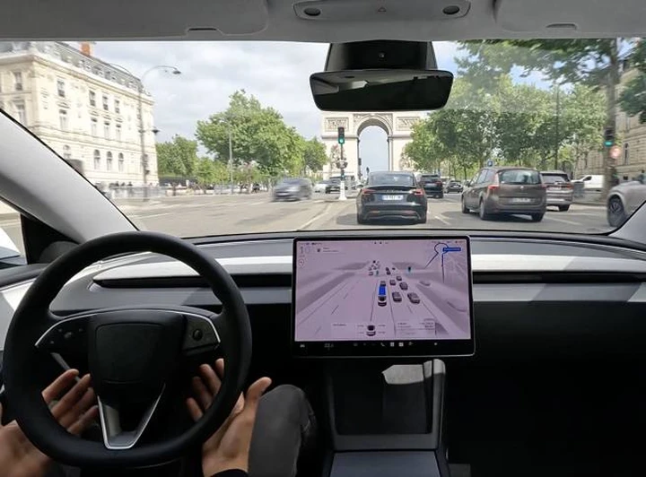 Tesla sfida l’Arco di Trionfo: guida autonoma alla prova del traffico più caotico d’Europa