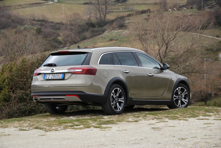 Opel Insignia Country Tourer 2.0 CDTI: la prova su strada