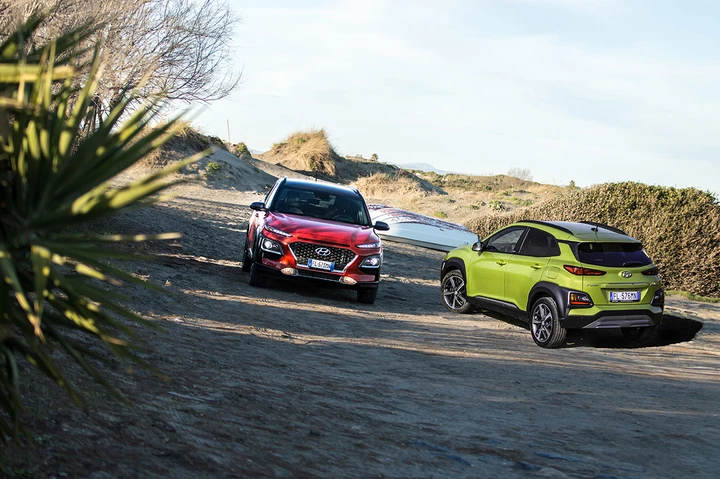Hyundai Kona 1.0 T-GDI Xpossible VS Style: la prova su strada