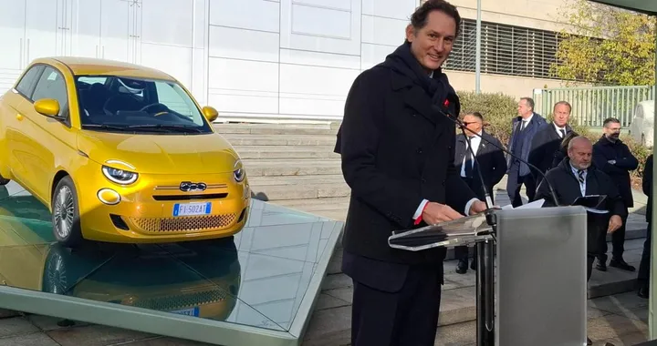 Presentata la nuova Fiat 500 Ibrida: Elkann: “Il futuro è elettrico, ma bisogna poter scegliere”