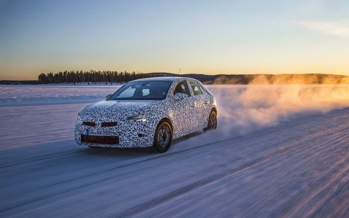 Opel Corsa, i test sulla neve anticipano il debutto della nuova generazione