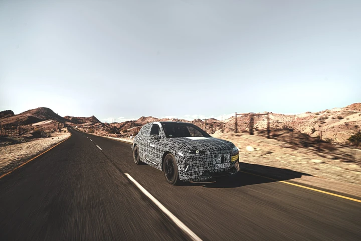 Bmw iNext, le immagini ufficiali dei test nel deserto
