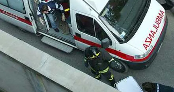 Auto blocca ambulanza. I portantini la spostano a braccia