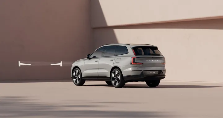 Volvo EX90: SUV elettrico da 7 posti con ricarica bidirezionale
