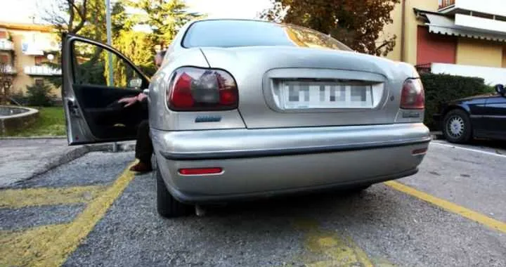 Disabili sulle strisce blu, i casi Napoli e Brescia
