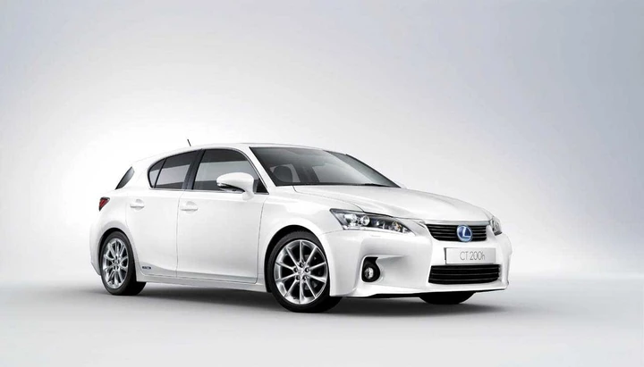 Lexus a Parigi con CT 200h e IS