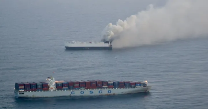 Incendio su nave cargo, migliaia di veicoli vanno a fuoco