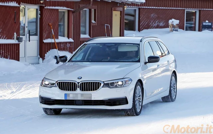 BMW 530e iPerformance Hybrid Touring: le foto spia