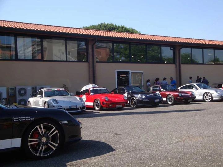 Porsche 911: parata 50 anni a Roma