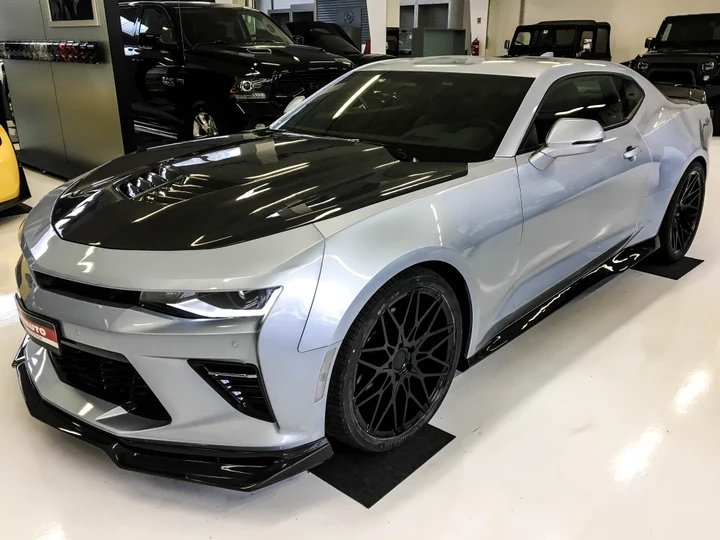Chevrolet Camaro: più aggressiva con il Carbon Pack